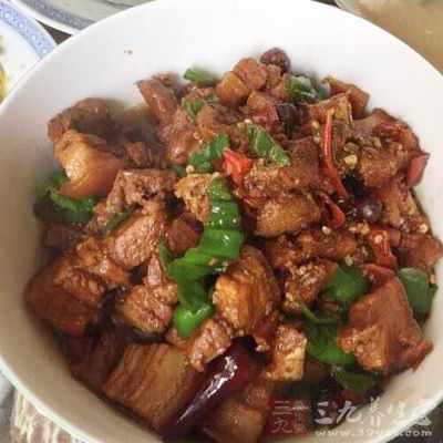 飲食的時候吃的過於肥膩對於健康是有傷害的