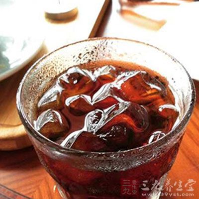 快餐類食物會含有大量的磷元素，如咖啡、可樂、漢堡、薯條等
