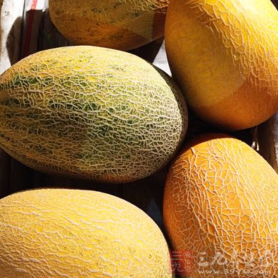 哈密瓜的皮內可能存在細菌，一旦將瓜切開，這些細菌就會跑到瓜瓤內