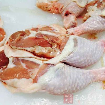 生雞肉包含沙門氏菌和彎曲桿菌