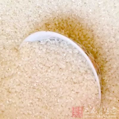 大米、小米、玉米面、黑豆等，其中黑豆可以滋補肝腎、益陽道、抗衰老