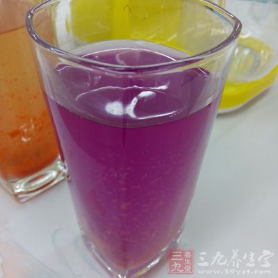 軟飲料、運動飲料、果汁等飲料顯然會對牙齒造成不好的影響