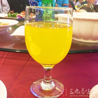 配制型果汁、果味汽水等飲料，會刺激胃黏膜，沖淡胃液