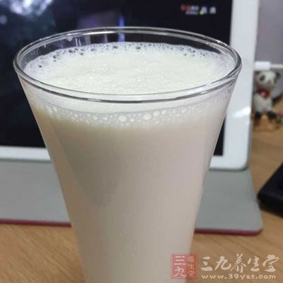 有些朋友習慣晚上睡覺之前喝杯牛奶，覺得會有助於睡眠