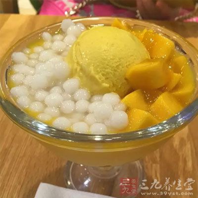 冰淇淋含有大量脂肪，吃完就睡，會讓身體沒有時間去燃燒脂肪