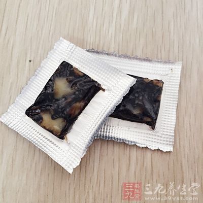 補血的阿膠、紅棗，潤燥的冰糖