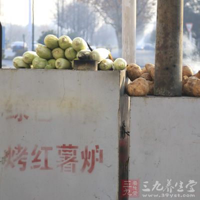 街邊的烤紅薯受到很多人的喜愛