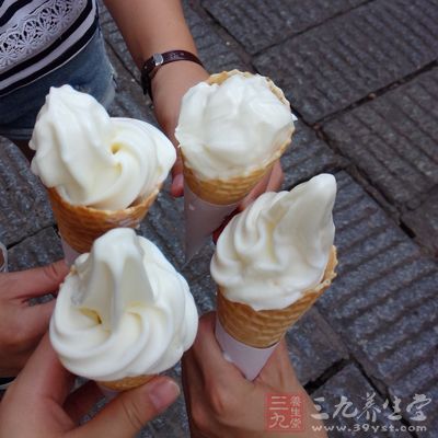 空腹吃冷飲對於健康是有傷害的