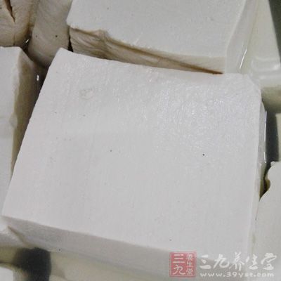 把調料拌勻,豆腐在調料裡洗個澡每面都沾上料 把調料拌勻,豆腐在調料裡洗個澡每面都沾上料