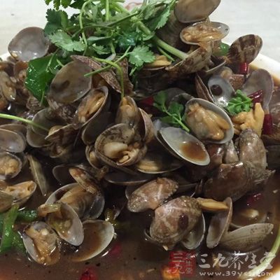 貝類、海鮮類的食品在加熱時最好另外加一些酒、蔥、姜等作料 貝類、海鮮類的食品在加熱時最好另外加一些酒、蔥、姜等作料