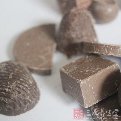 往往就會買一些零食吃，比如說巧克力