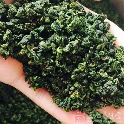 空腹時，茶裡的一些物質易被過量吸收，比如咖啡鹼和氟