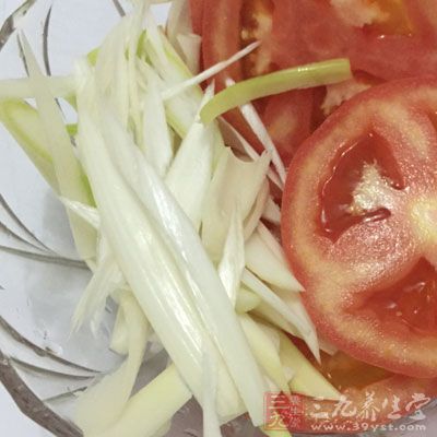 鍋內倒入豆油，燒八成熱，放入牛肉片、蘑菇絲、大蔥白絲爆炒熟