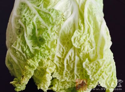 吃了腐爛的大白菜，會使人缺氧而引起頭痛、頭暈、惡心、腹脹