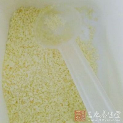 酸性食物放味精同時高溫加熱，味精會因失去水分而變成焦谷氨酸二鈉