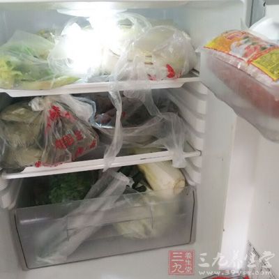 把剩菜放進冰箱裡能夠有效的防止細菌進行傳播