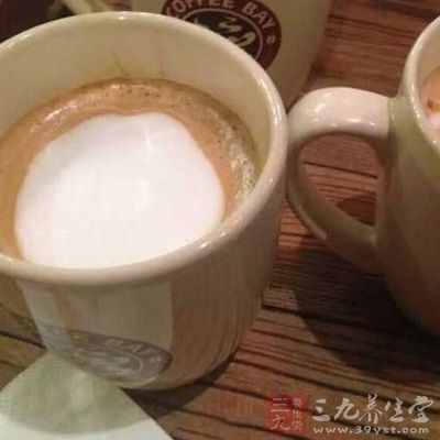 因為奶茶為了保鮮,所以在制作的時候,會加入一些防腐劑 因為奶茶為了保鮮,所以在制作的時候,會加入一些防腐劑
