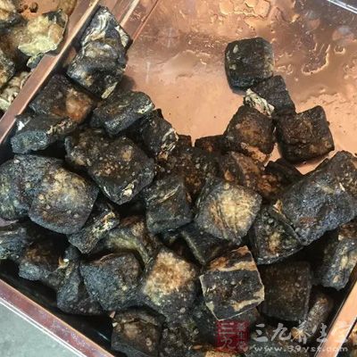 油煎餅、臭豆腐、煎炸芋角、油條等,因多數是使用重復多次的油,高溫下會產生致癌物 油煎餅、臭豆腐、煎炸芋角、油條等,因多數是使用重復多次的油,高溫下會產生致癌物