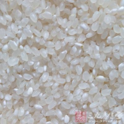 如果吃白米做成的米飯，那麼她吃50克大米所獲得的熱量是345÷2=172.5kcal