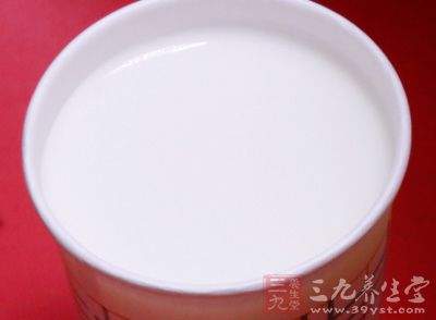 喝牛奶之前吃點其他東西有利於吸收