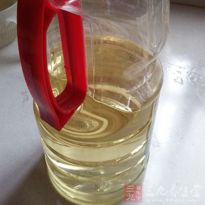 不要過量食用葵花籽油,而且不能在過高溫度下使用,否則容易加重肝髒負擔 不要過量食用葵花籽油,而且不能在過高溫度下使用,否則容易加重肝髒負擔