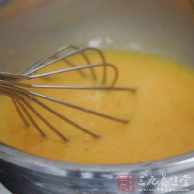 在煮豆漿的時候將雞蛋打在裡面
