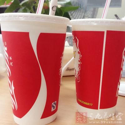 如果女性平常喜歡喝碳酸飲料的話,那麼到了經期就一定會出現疲勞無力、精神不振的感覺 如果女性平常喜歡喝碳酸飲料的話,那麼到了經期就一定會出現疲勞無力、精神不振的感覺