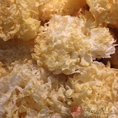 銀耳30克,木瓜半只,冰片糖適量 銀耳30克,木瓜半只,冰片糖適量