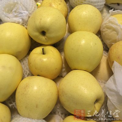 每天在水果表面淋點水，就會讓它看起來依然很新鮮