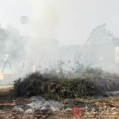 市民扎堆熏臘肉,這也導致更多的人受到煙霧的傷害 市民扎堆熏臘肉,這也導致更多的人受到煙霧的傷害
