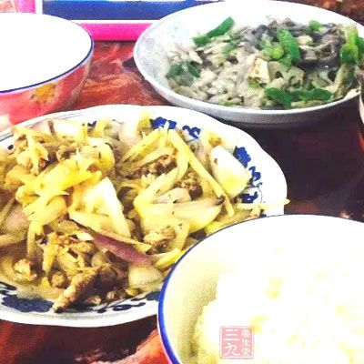 午飯吃的太飽會引起大腦的早衰