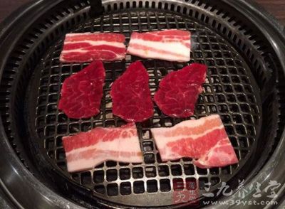 食物在經過燒烤後不但會損失脂肪和蛋白質等營養成分，還容易產生致癌物