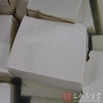 這個功夫兒豆腐開始有蜂窩狀，水分也蒸發的差不多了
