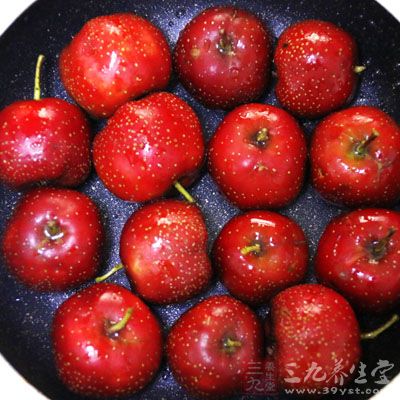 一般認為女性在經期最好不要吃山楂、沙果、酸梅等酸性食物