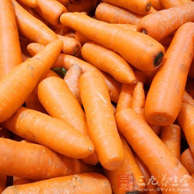 烏骨雞600克，黃芪10克，胡蘿卜30克，大蔥10克，姜10克，鹽5克，胡椒粉2克