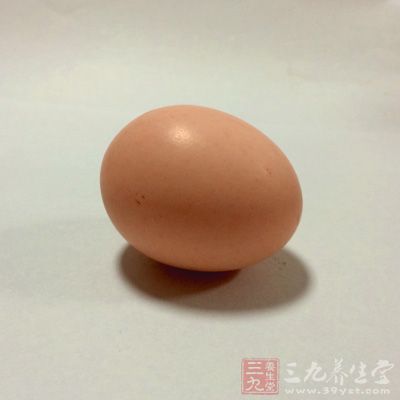 蛋類食品沙門氏菌可存活於動物的腸道內,經糞便傳到蛋上 蛋類食品沙門氏菌可存活於動物的腸道內,經糞便傳到蛋上