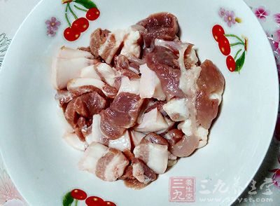 早市買回來的豬肉總覺得有股說不出的味道,肉也黏乎乎的 早市買回來的豬肉總覺得有股說不出的味道,肉也黏乎乎的