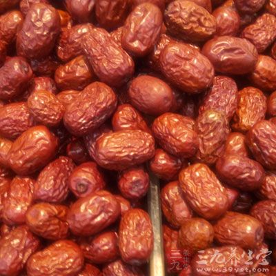 取干姜切薄片，與紅棗、桂圓、紅糖一起，加水煮15分鐘