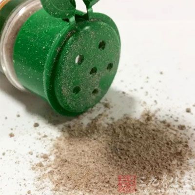 咖啡、酒、辣椒、芥茉、胡椒等，應避免食用