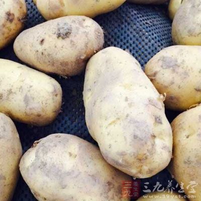 取新鮮土豆250克，洗淨去皮後切碎