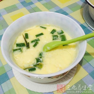 很多人在做飯時會順便做上一碗滑滑嫩嫩的雞蛋羹