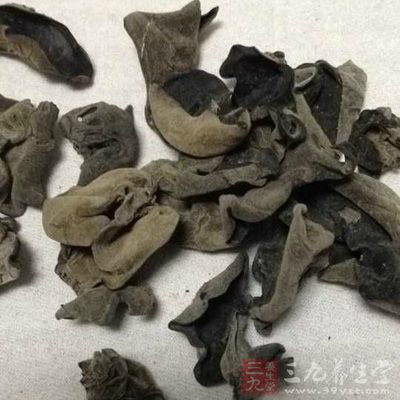 木耳(干)50克，醬油5克