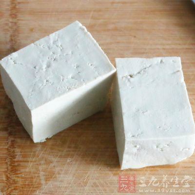 豆腐200克，精鹽、味精