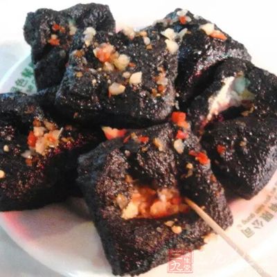 外表漆黑的臭豆腐脫胎換骨於白嫩光滑的豆腐