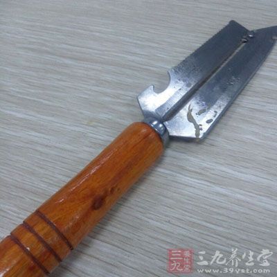 菜刀上的鐵銹還會與蘋果中所含的鞣酸發生化學反應