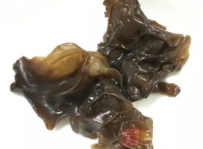 黑木耳有活血的功效，它能降低血黏度