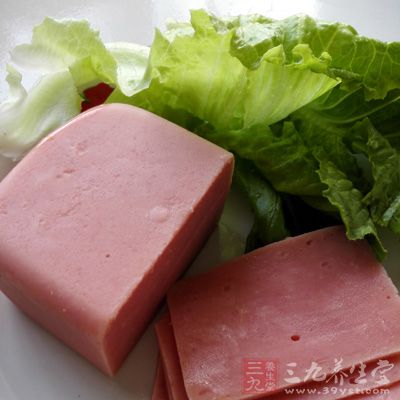 在這些加工肉制品中就包括了常見的：熱狗、火腿、香腸等