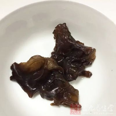 新鮮的木耳當中含有一種叫做卟啉的光感物質
