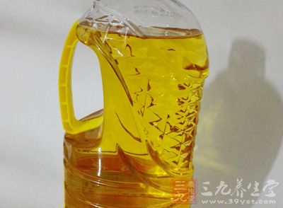 不要過量食用葵花籽油,而且不能在過高溫度下使用,否則容易加重肝髒負擔 不要過量食用葵花籽油,而且不能在過高溫度下使用,否則容易加重肝髒負擔