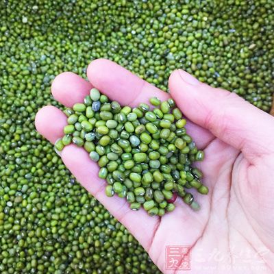 雞胸脯肉1塊、青豆100克、玉米100克、紅椒1個 雞胸脯肉1塊、青豆100克、玉米100克、紅椒1個